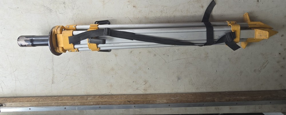 Leveling Staffs Dewalt Tripod Spectra Precision Laser LL 500 Apache Detector