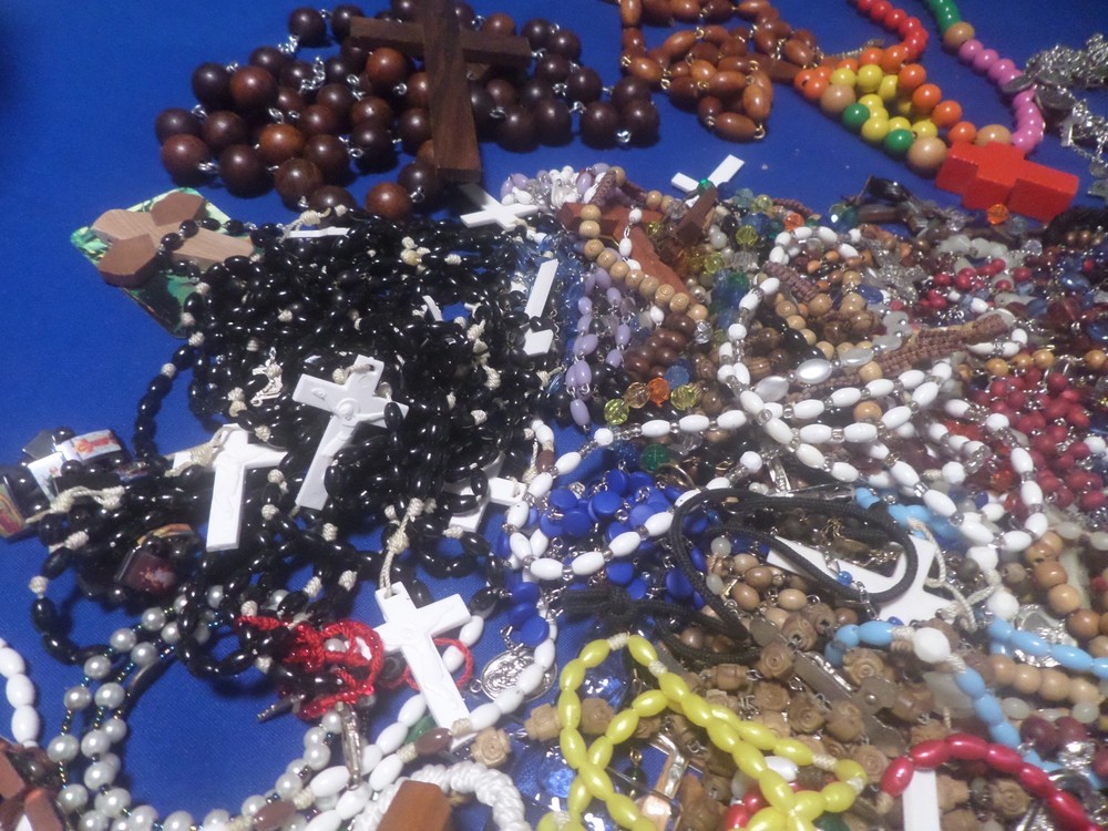 ROSARY WOOD, GLASS, PLASTIC, METAL, BRACELET SOME BROKEN 6 LBS LOT