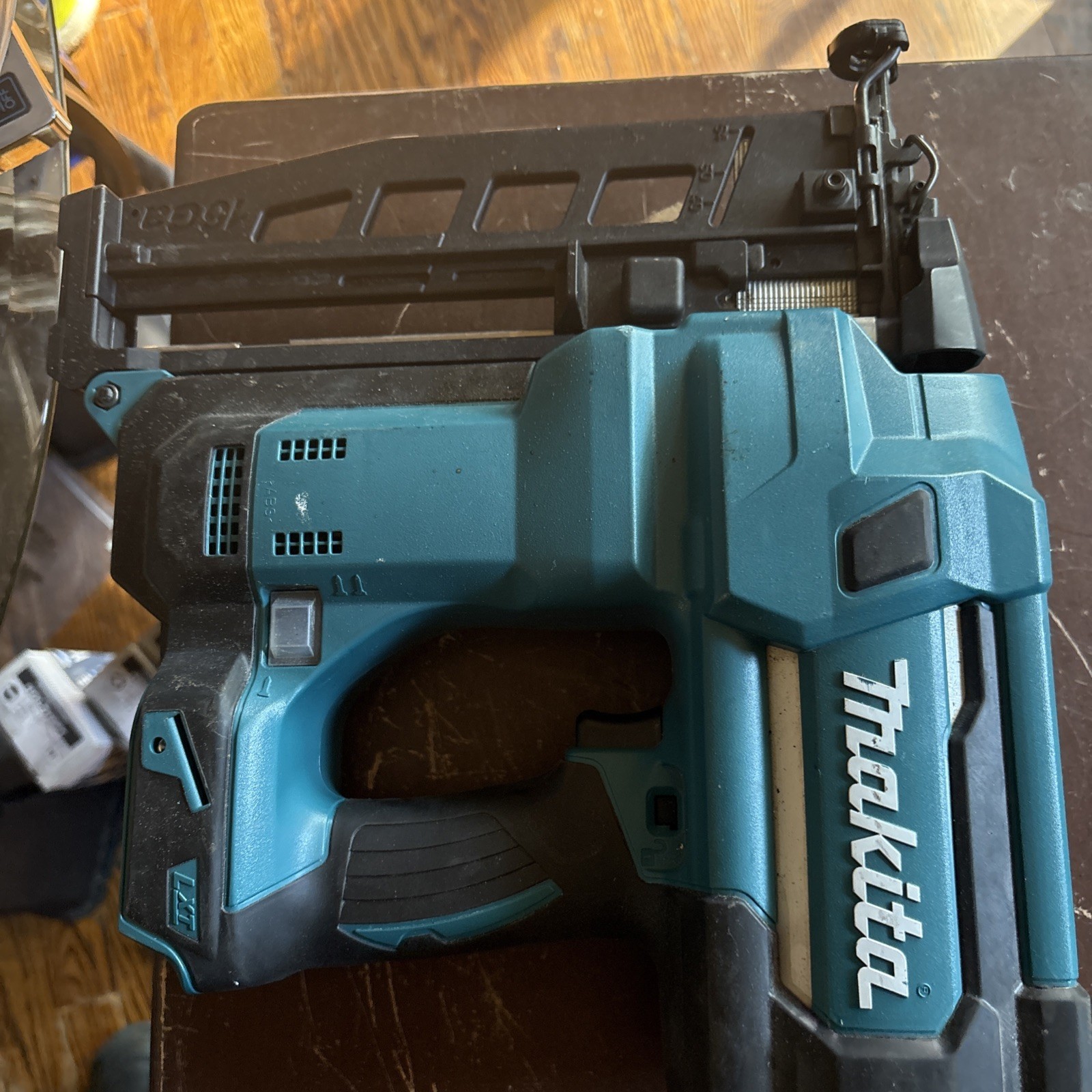 Makita XNB02Z 18V LXT 16-Gauge Cordless 2-1/2 in. Straight Finish Nailer