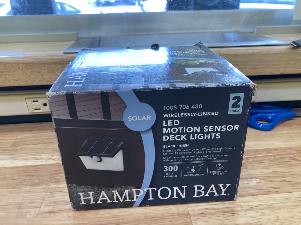 HAMPTON BAY WIRELESSLY-LINKED SOLAR 300 LUMENS-LED MOTION SENSOR DECK LIGHTS-NEW