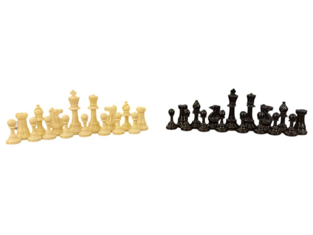 Vintage Medium Sized Complete Plastic Chess Set Felt Bottom 3.75 In Height King