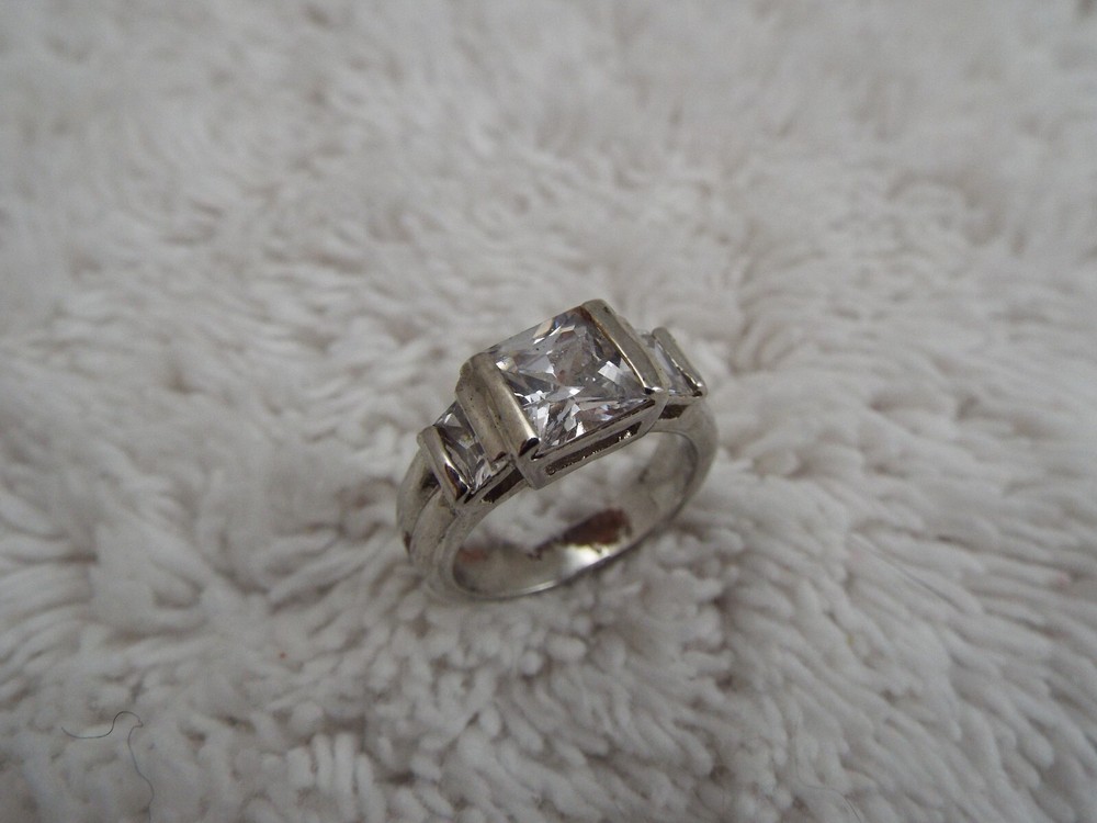 Silvertone Rhinestone Ring ~ Size 5 (J38)