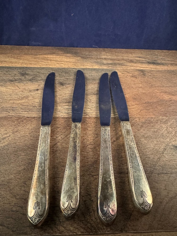 Lot of 4 Dinner Knife Knives Wm Rogers & Son Exquisite Pattern Silverplated