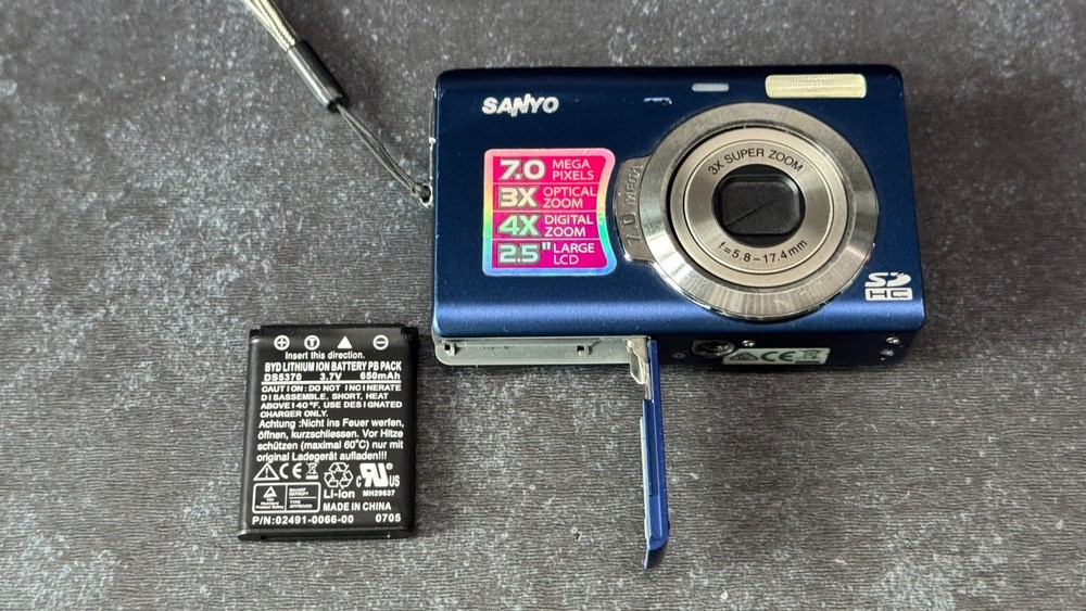 Sanyo VPC-T700EX 7.0MP Digital Camera - Blue