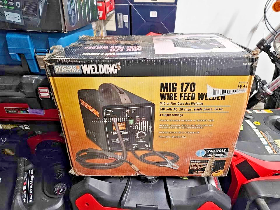 CHICAGO ELECTRIC 170 Amp-DC, 240v, MIG/Flux Cored Welder