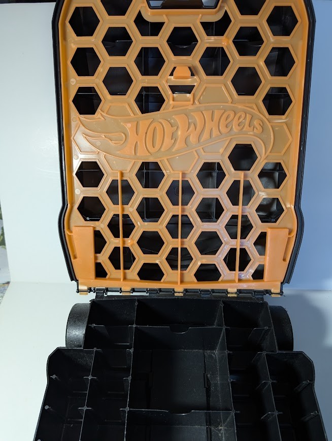 Hot Wheels 100 Car Carrying Case With Rollers & Extendable Handle.