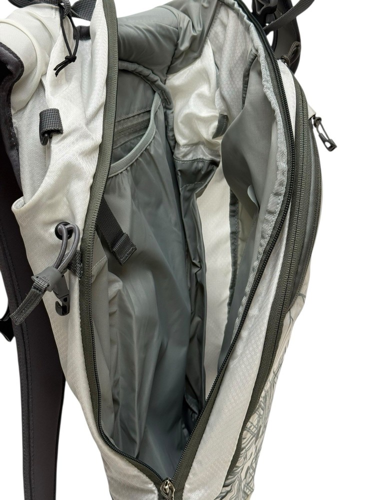 Osprey Karve 11 Backpack Ski Snowboard Hydration Pack Gray White Size M/L