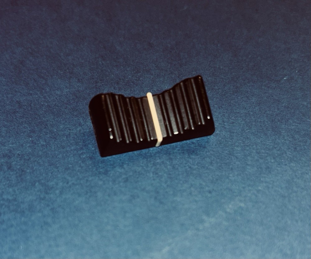 Yamaha MO6/8 Original Slider Black/Tan Beige