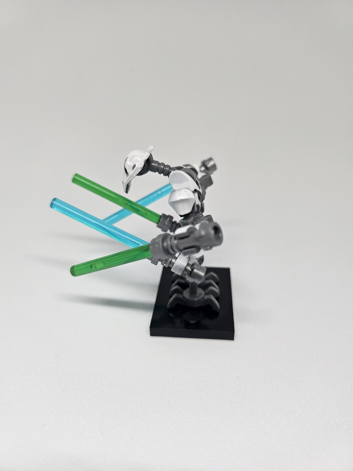 Custom Star Wars White General Grievous with Minifigure Baseplate