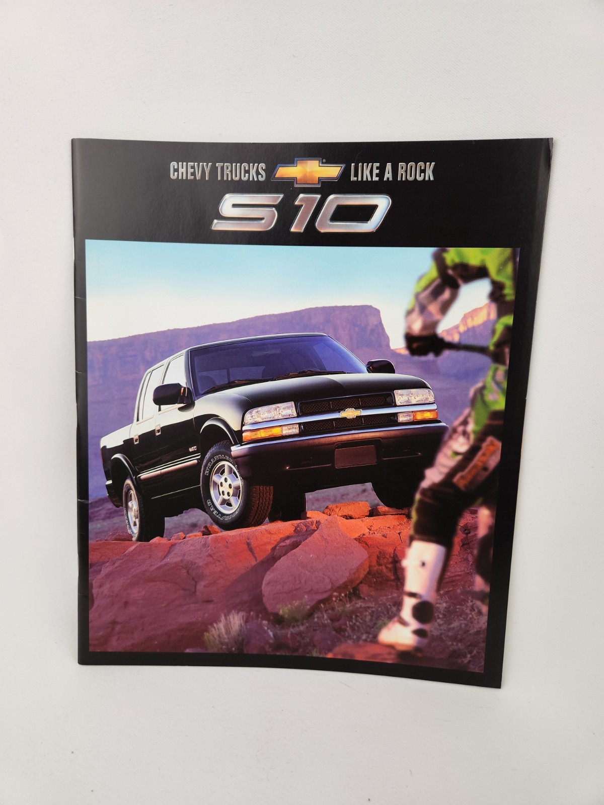 32 Page Original 2002 Chevrolet S-10 Truck Sale Brochure Dealer Booklet Promo