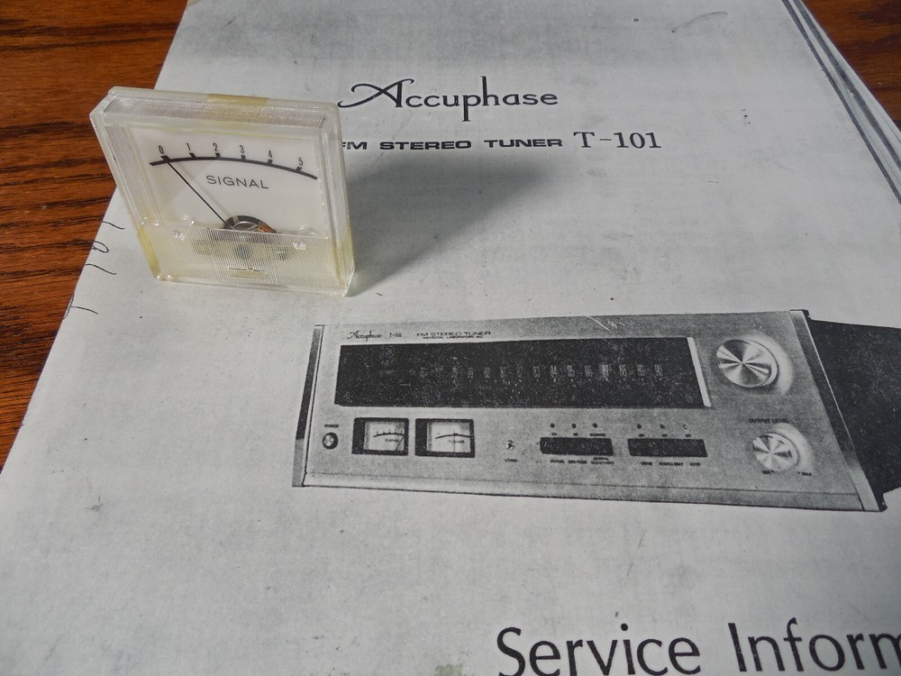 Accuphase T-101 Signal Meter