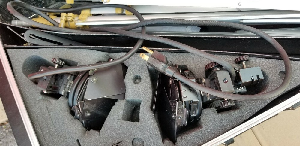 2 LOWEL PRO-LIGHTS WITH STANDS COME WITH 1 EXTRA BULB