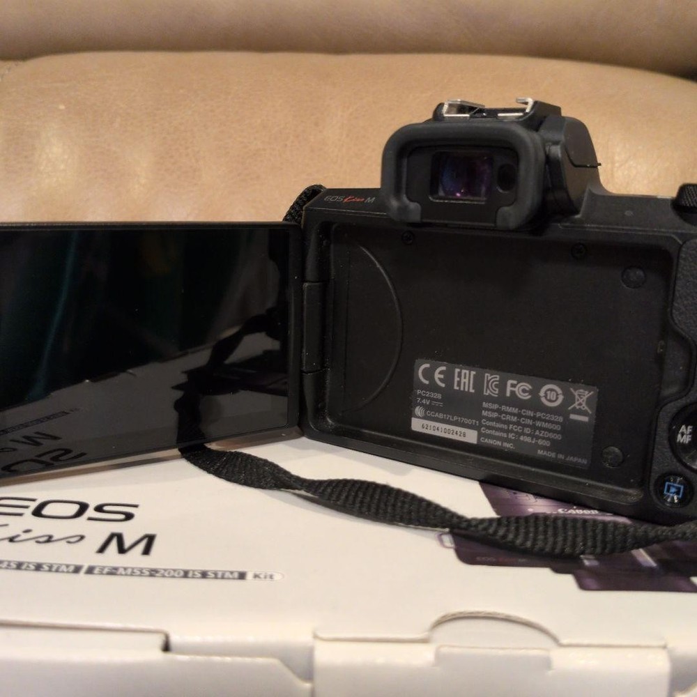 Canon EOS Kiss M 874082