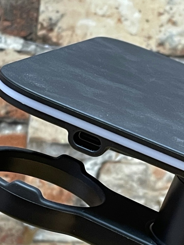 KIWI Design Charging Dock for Oculus Quest 2 | VR Headset Stand