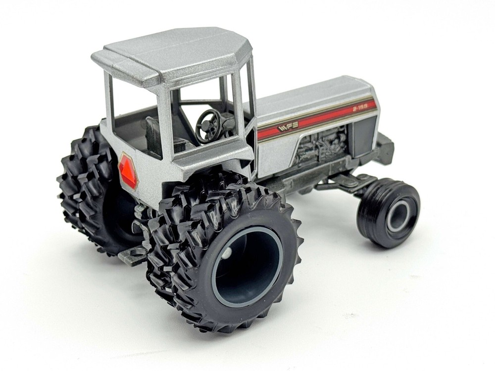 1/32 White 2 155 2WD w/ Duals