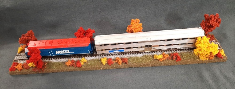 HO SCALE 24" SINGLE TRACK DIORAMA TRAIN DISPLAY -"FALL FOILAGE SCENE"