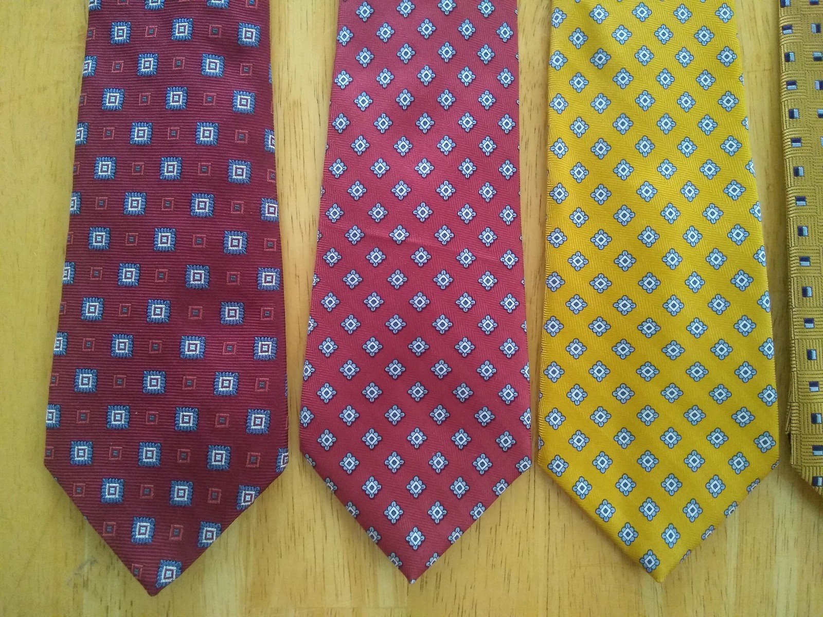 NWOT Brooks Brothers Boys Geometric / Medallion Trad Ivy Tie