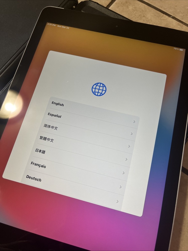 iPad 8 WiFi Cellular Otterbox Case Great Condition Broken