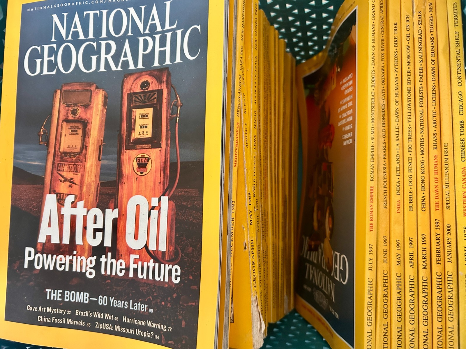 10 National Geographic Magazines Lot 1900-2010 No Dups Junk Journal Art Collage