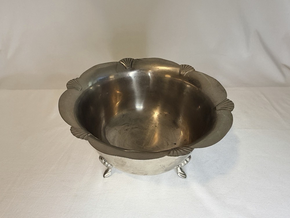Vintage WM Rogers Silver Plated 3 Footed Shell Pattern Scalloped Edge Bowl 7.5”D