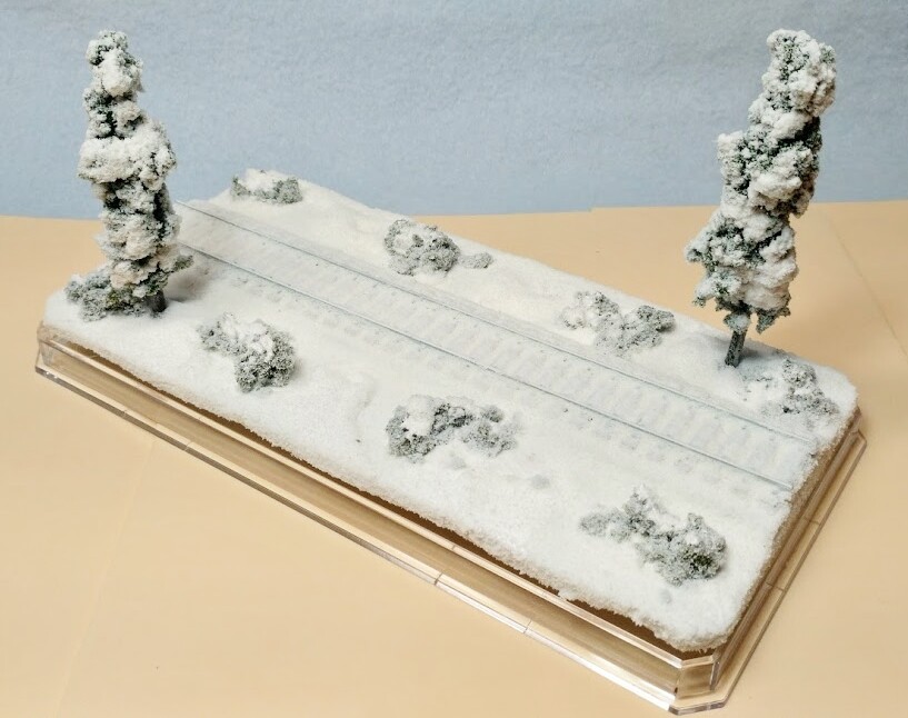HO SCALE 9" SINGLE TRACK DISPLAY CASE-WINTER SCENE- FOR ANY HO TRAIN