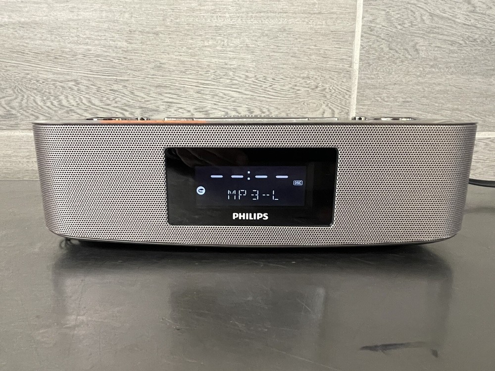 Phillips DC290/37 Docking iPhone 10 Player/Charger Alarm Clock in Box