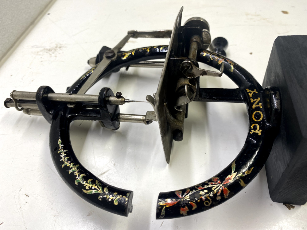 ANTIQUE CAST IRON HAND CRANK SEWING MACHINE.