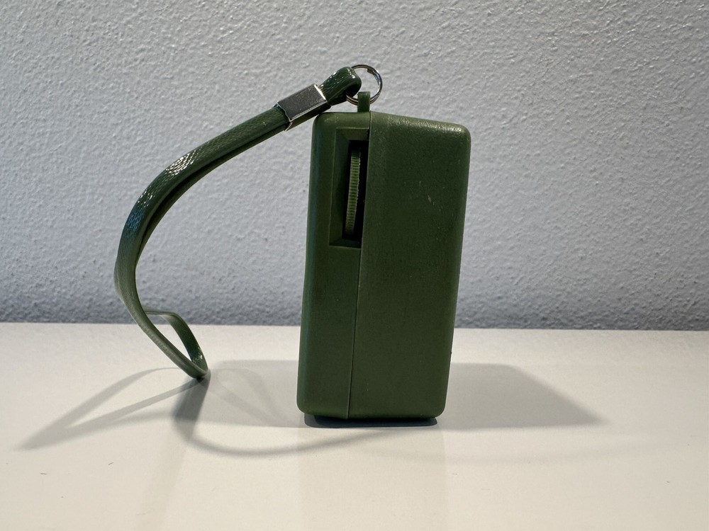 VINTAGE *NEW MUSTANG AM Micro Solid State Transistor Radio-Green