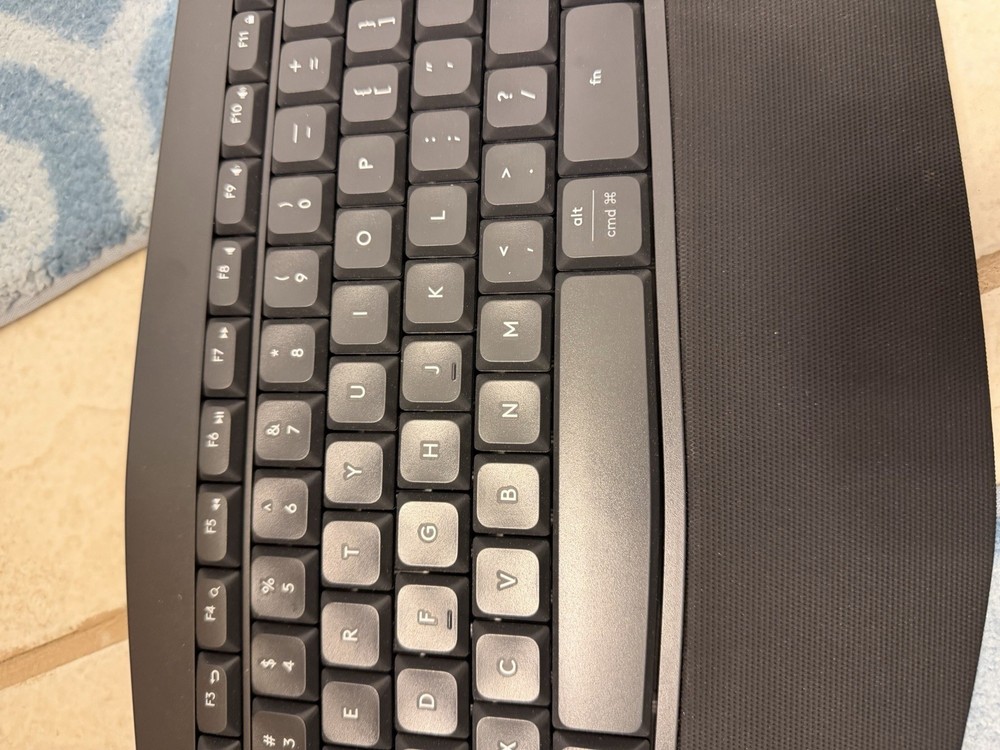 Logitech K850 Wireless/unify Bluetooth Keyboard With M705 Unifying Mouse