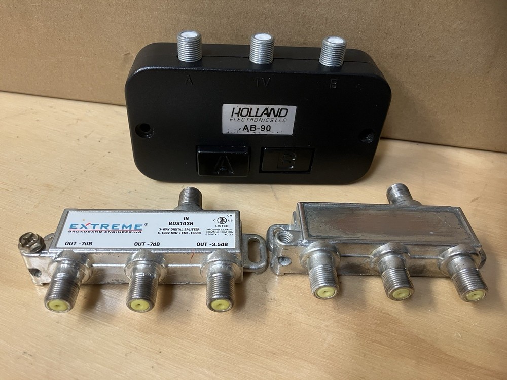 HOLLAND ELECTRONICS TV CABLE SWITCH MODEL AB-90 PLUS 3-WAY DIGITAL SPLITTERS