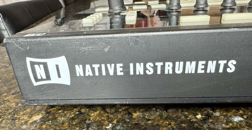 Native Instruments Maschine Studio Black MIDI Controller w Dual Screens USB DJ