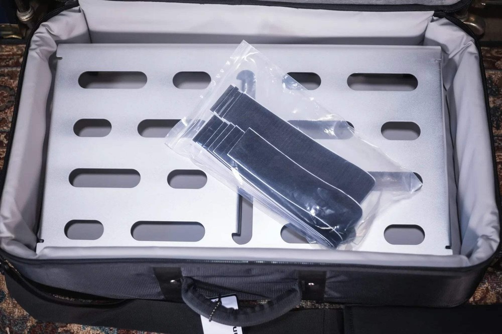 MONO Pedalboard Medium Silver + Tour Accessory Case 2.0 Black