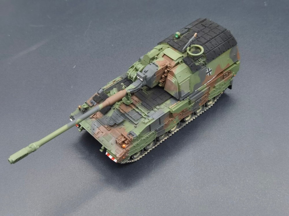 German Pzh2000 self-propelled howitzer model heavy armor model 1/72