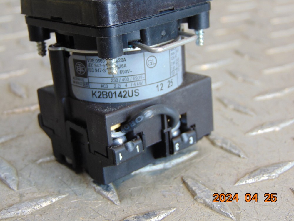 TELEMECANIQUE K2B0142US SELECTOR SWITCH AUTO/OFF/HAND