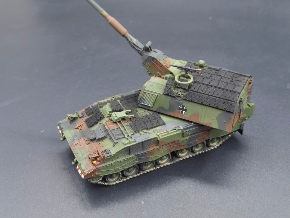 German Pzh2000 self-propelled howitzer model heavy armor model 1/72