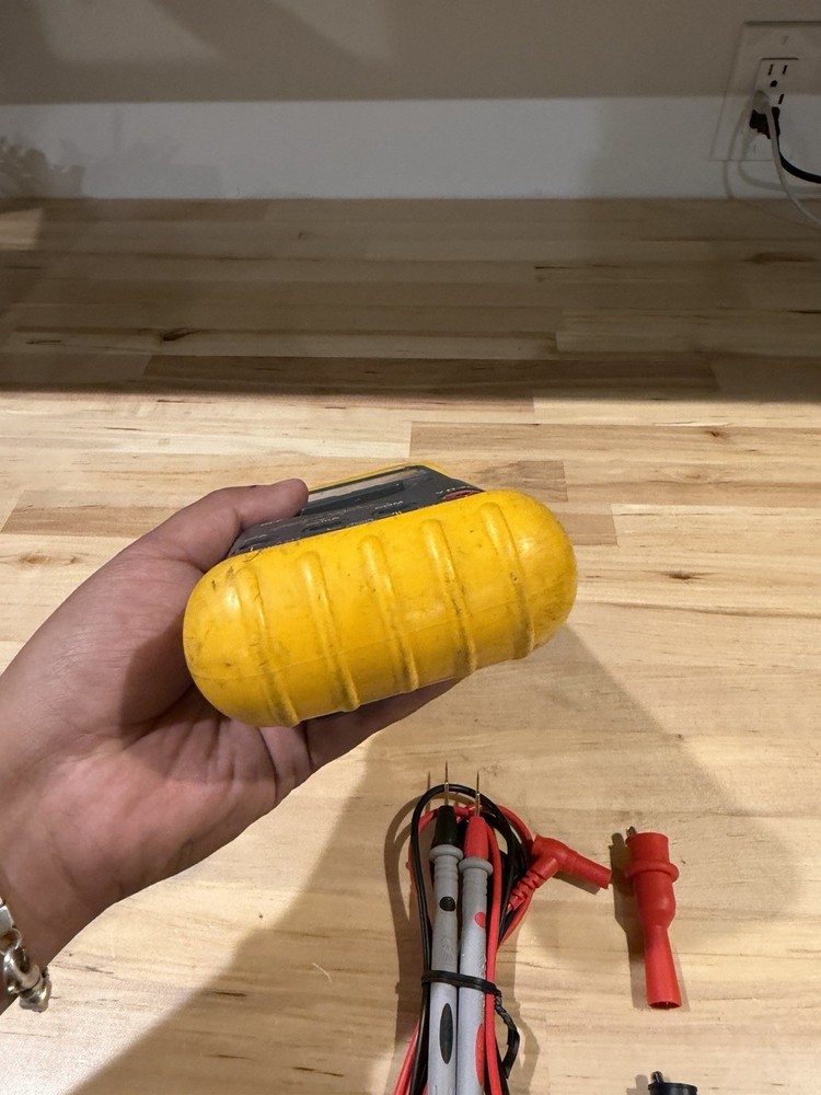 FLUKE 787 PROCESSMETER W/LEADS & CLIPS (SHIPS FAST) (LIGHT DOESNT WORK)