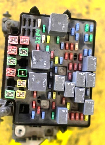2003-2006 Chevy Silverado, Sierra Engine Fuse Box Assembly OEM