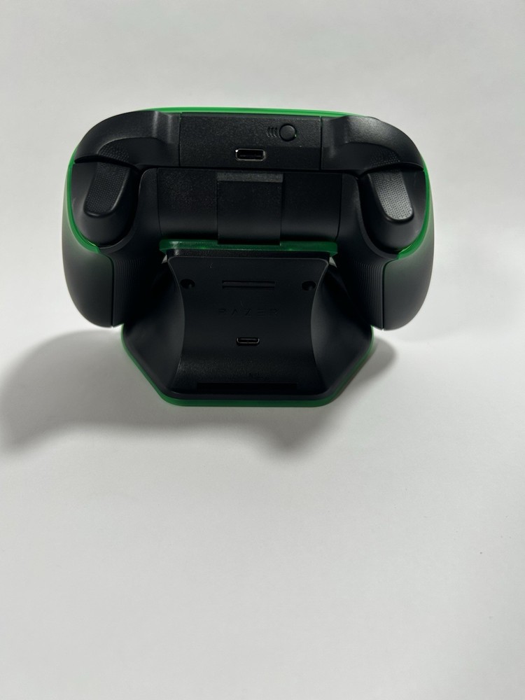 GC504 RAZER WIRELESS CONTROLLER & QUICK CHARGING STAND FOR XBOX- USED