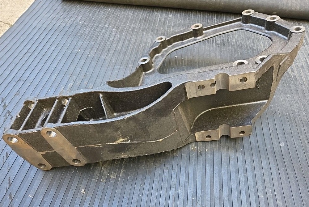 B11-1026 PACCAR LEFT HAND BRACKET DRIVE FRONT SPRING