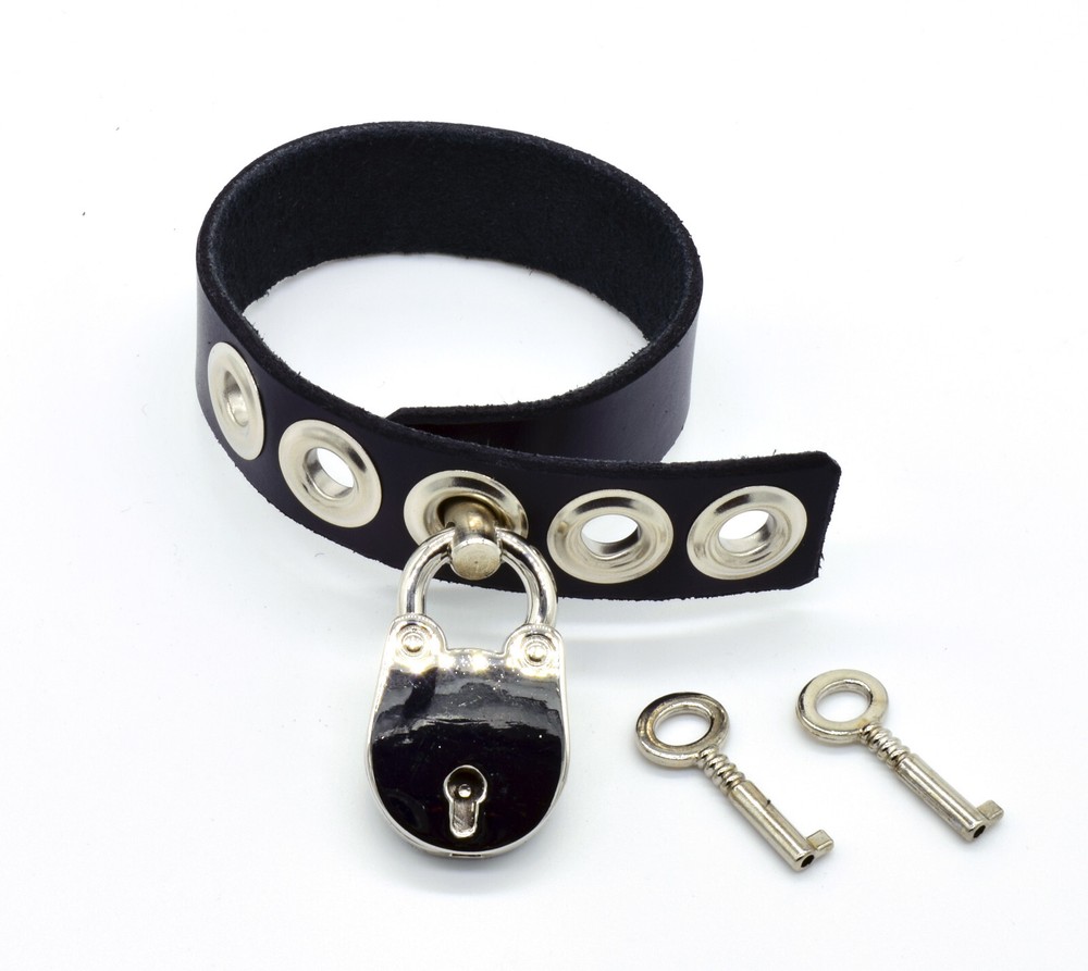 Locking Leather Cock Ring by Axovus