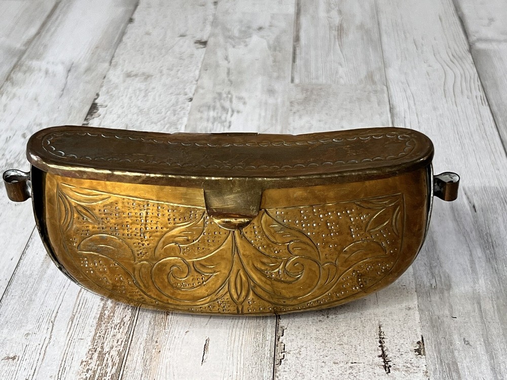 VINTAGE BETEL NUT CONTAINER METAL POUCH