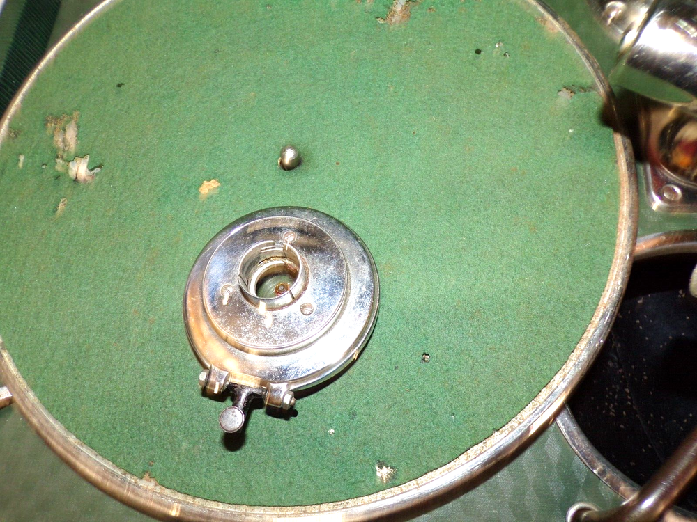 BRUNSWICK PORTABLE DISC PHONOGRAPH MODEL 102