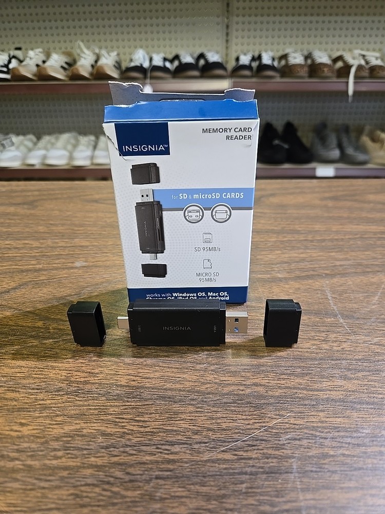 Insignia USB-C / USB 3.0 to SD and microSD Memory Card Reader