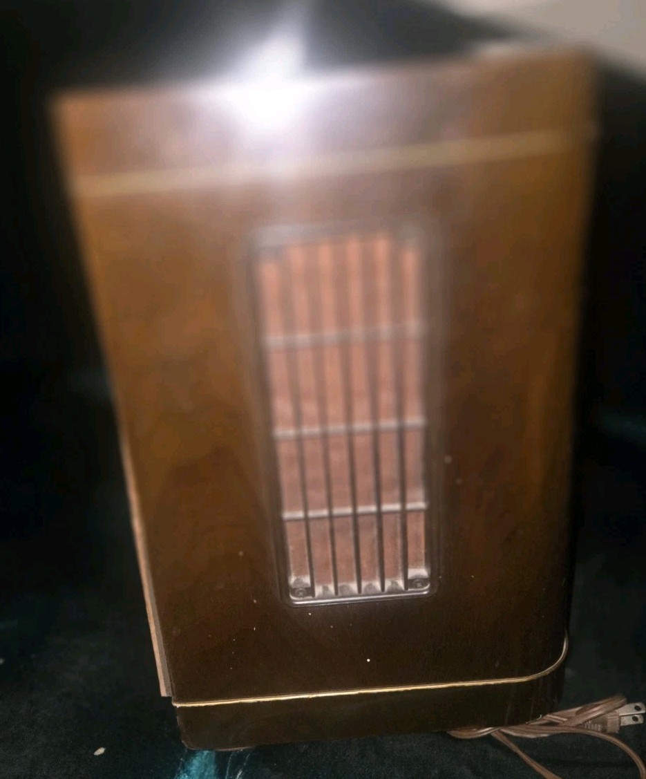 Antique Grundig-Majestic Model 2035 Radio - WORKS!