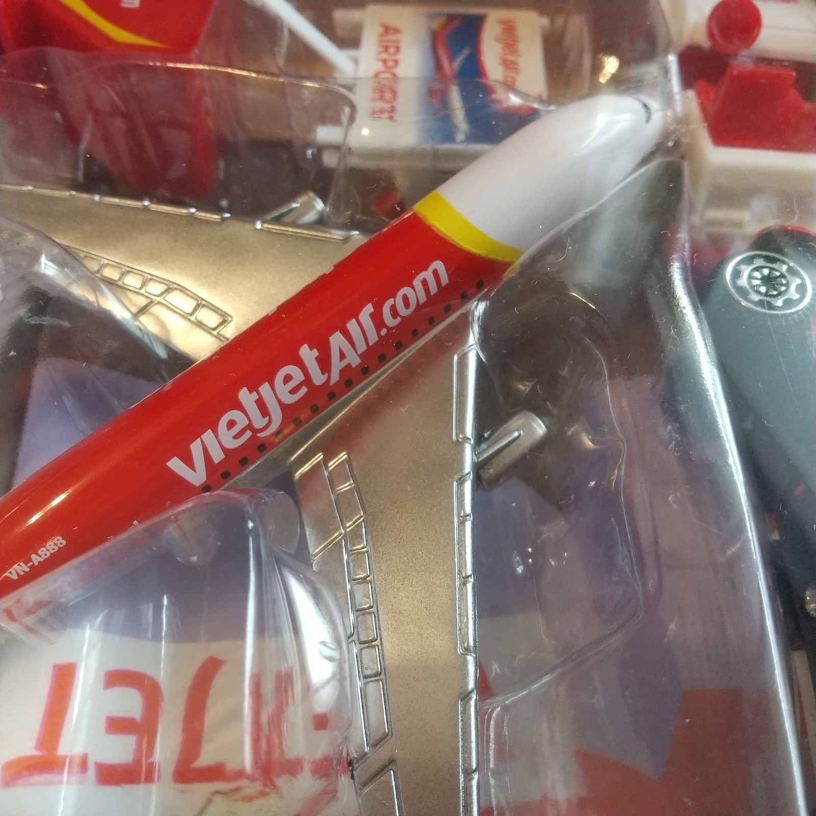 Vietjet Air Diecast Airport Playset Metal 1/87 Model & Plastic Parts *RARE*