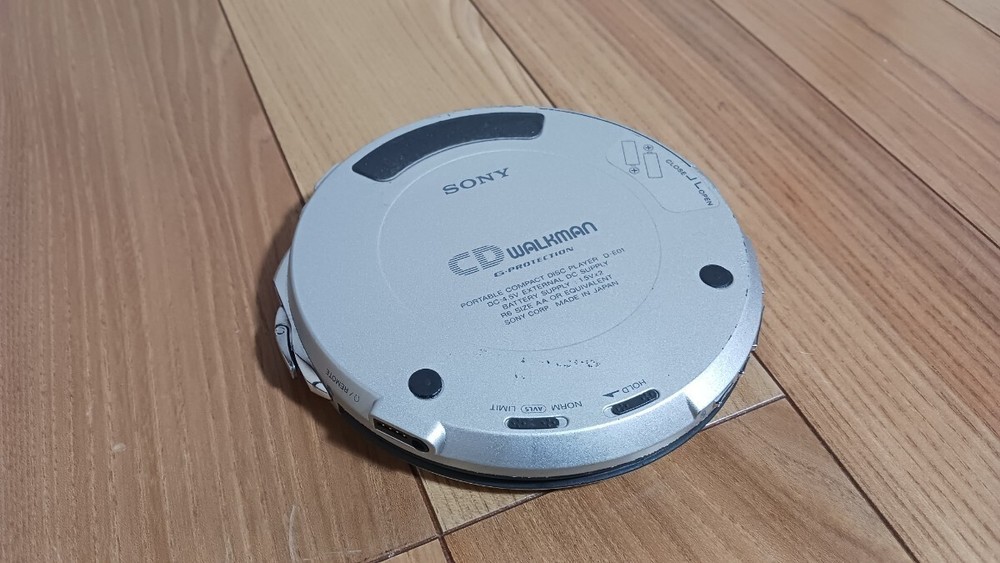 Sony CD Walkman D-E01 Portable CD Player Earphones Case Operation Not Confirmed