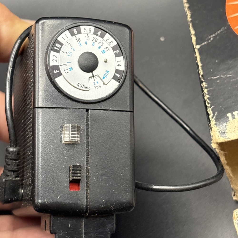 Vivitar Electronic Flash Model 102