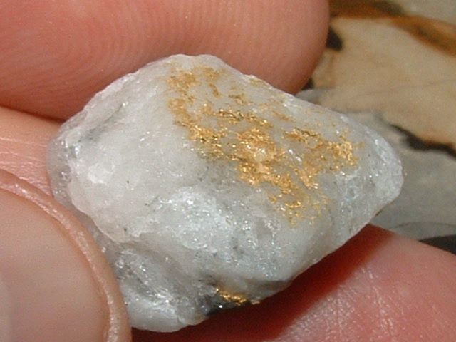 CALIFORNIA GOLD QUARTZ SPECIMEN 5.2 GRAM GOLD IN QUARTZ