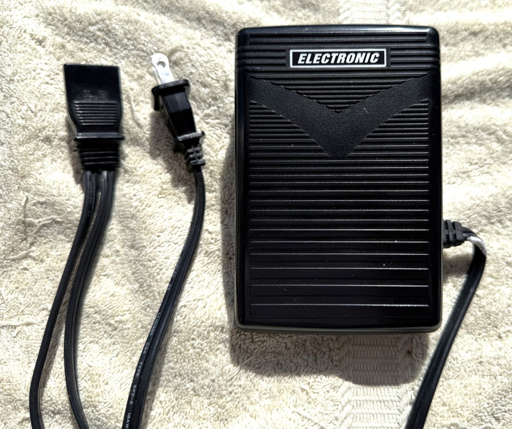 WHITE OVERLOCK SEWING MACHINE MODEL 1600