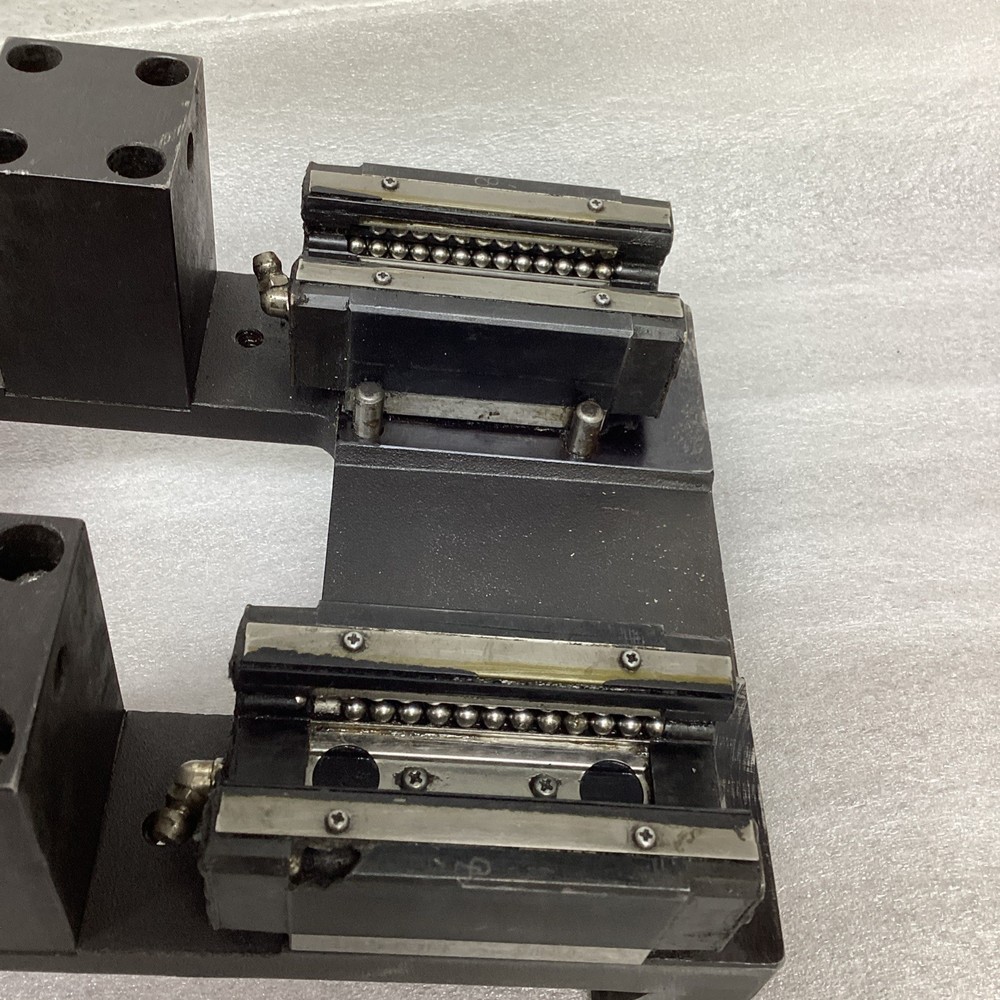 Self-centering vise for CNC machine